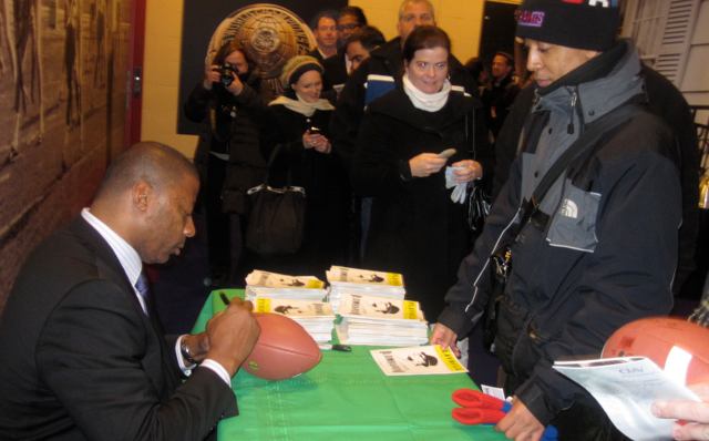 New York Giants Alum Carl Banks signs autographs for LOMBARDI fans